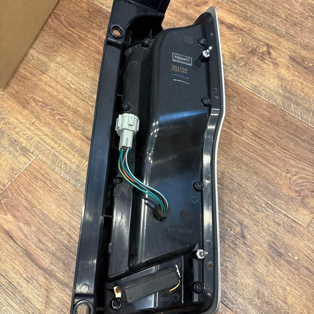 キャラバン用車外品　テールランプ　NV350