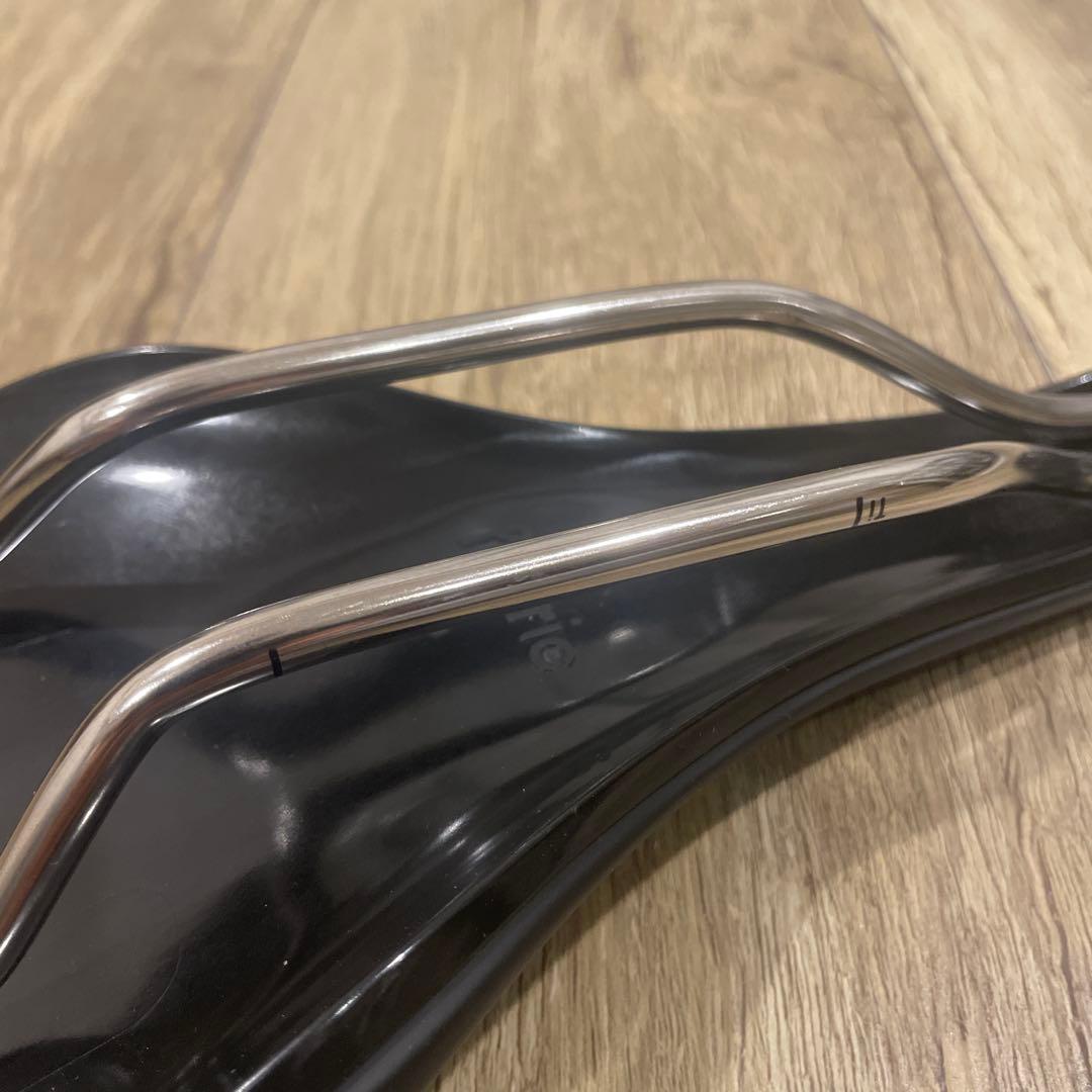 Fabric SCOOP RACE SHALLOW サドル チタン142mm