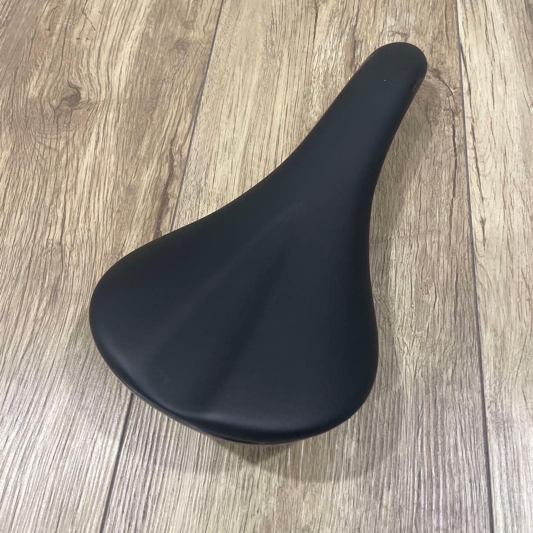 Fabric SCOOP RACE SHALLOW サドル チタン142mm