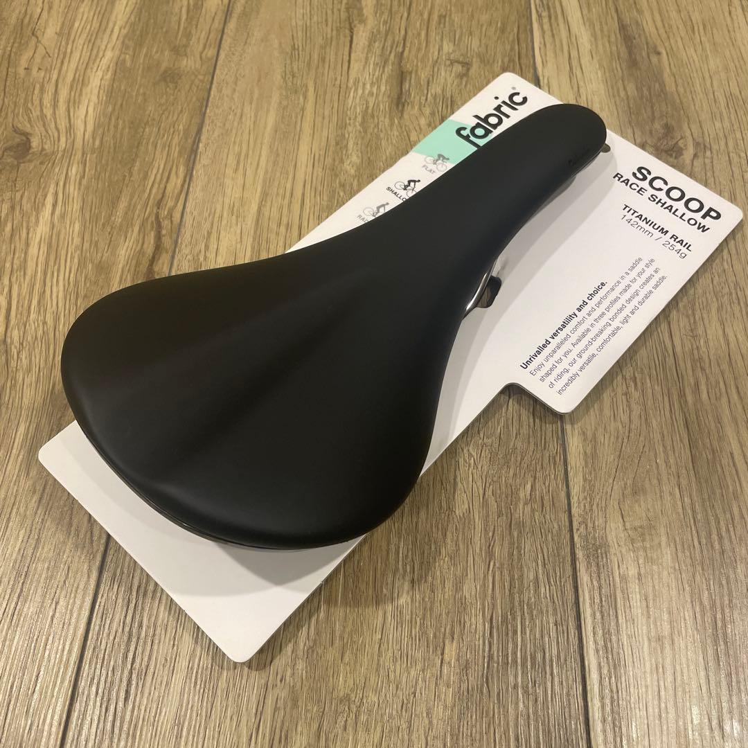 Fabric SCOOP RACE SHALLOW サドル チタン142mm