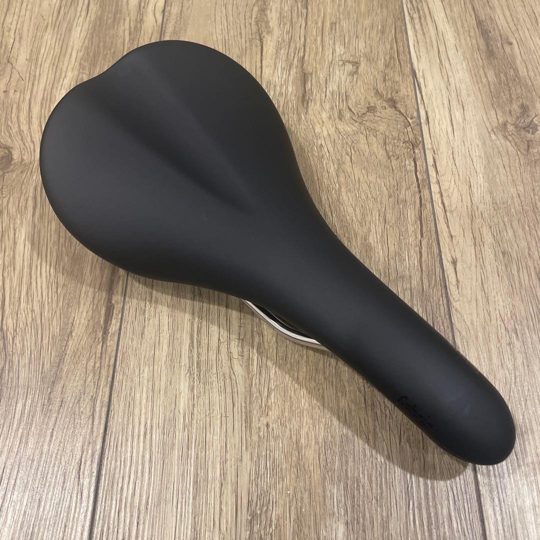 Fabric SCOOP RACE SHALLOW サドル チタン142mm