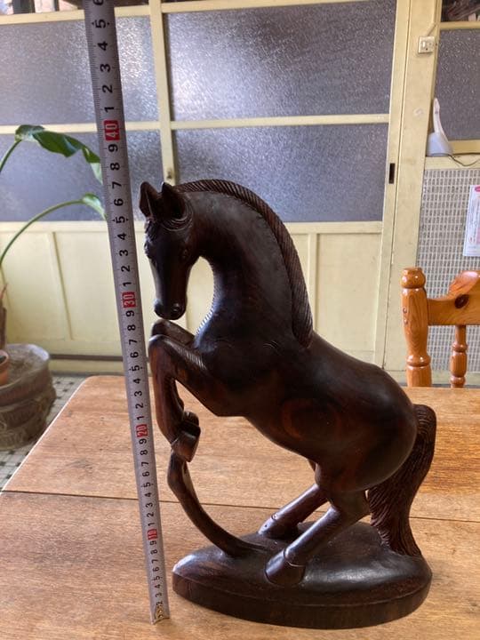 木製の馬の置物になります。