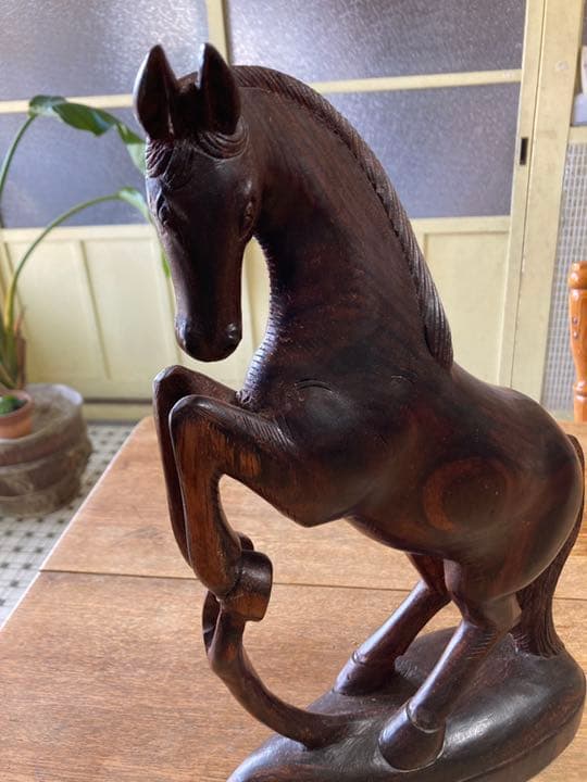 木製の馬の置物になります。