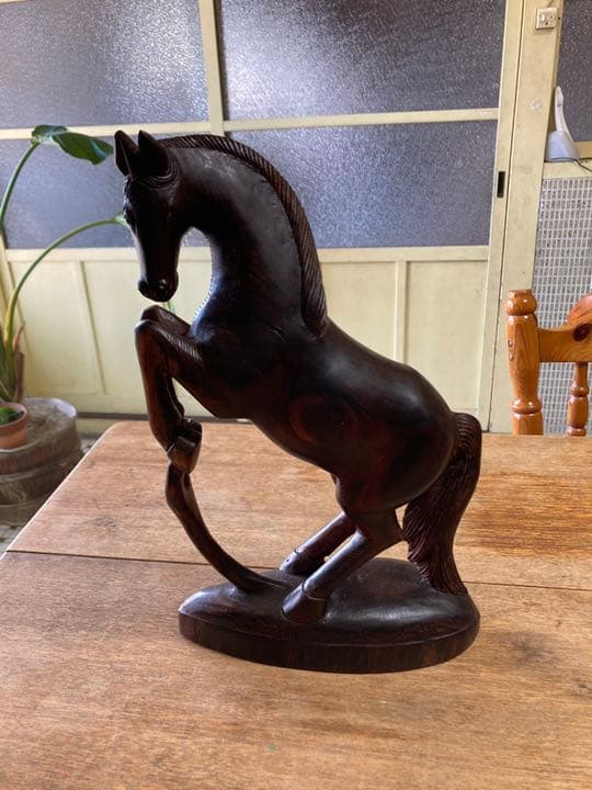 木製の馬の置物になります。