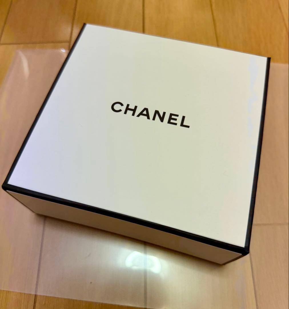 CHANELレキャトルオンブルブトン 209