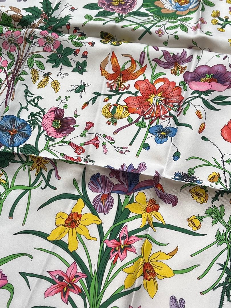 【新品未使用】GUCCIスカーフ ホワイト×レッド　フローラ柄　シルク100%