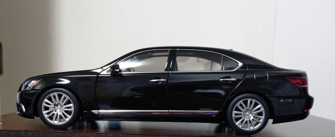 オートアート 1/18 レクサス LS600hL ミニカー　黒