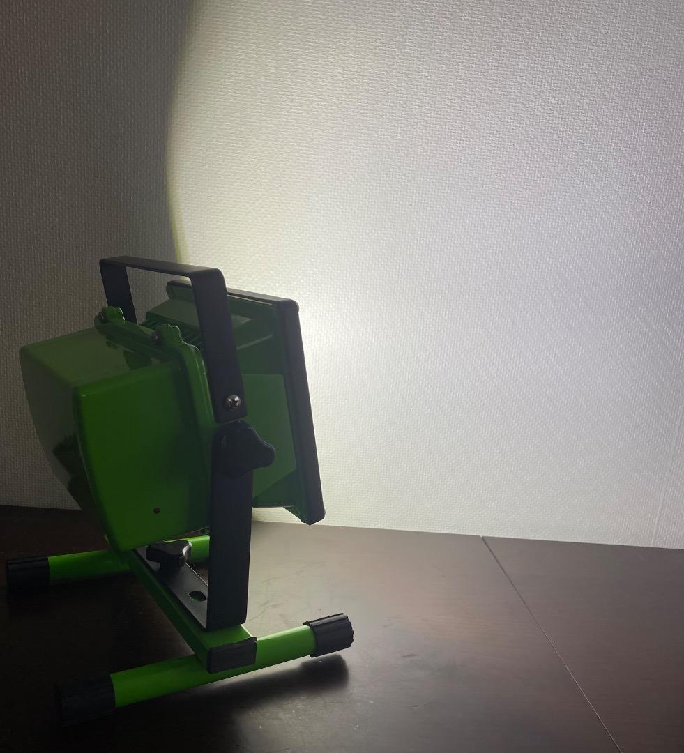 小型充電式　20W LED ワークライト　8時間連続点灯（新品・未使用）