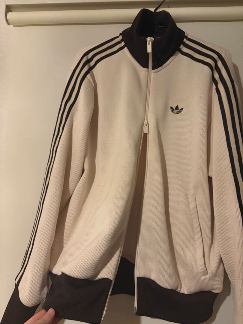 adidas クリーム色 ジップアップジャケット