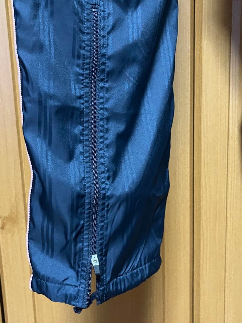 adidas 中綿入りウィンドブレーカーパンツ
