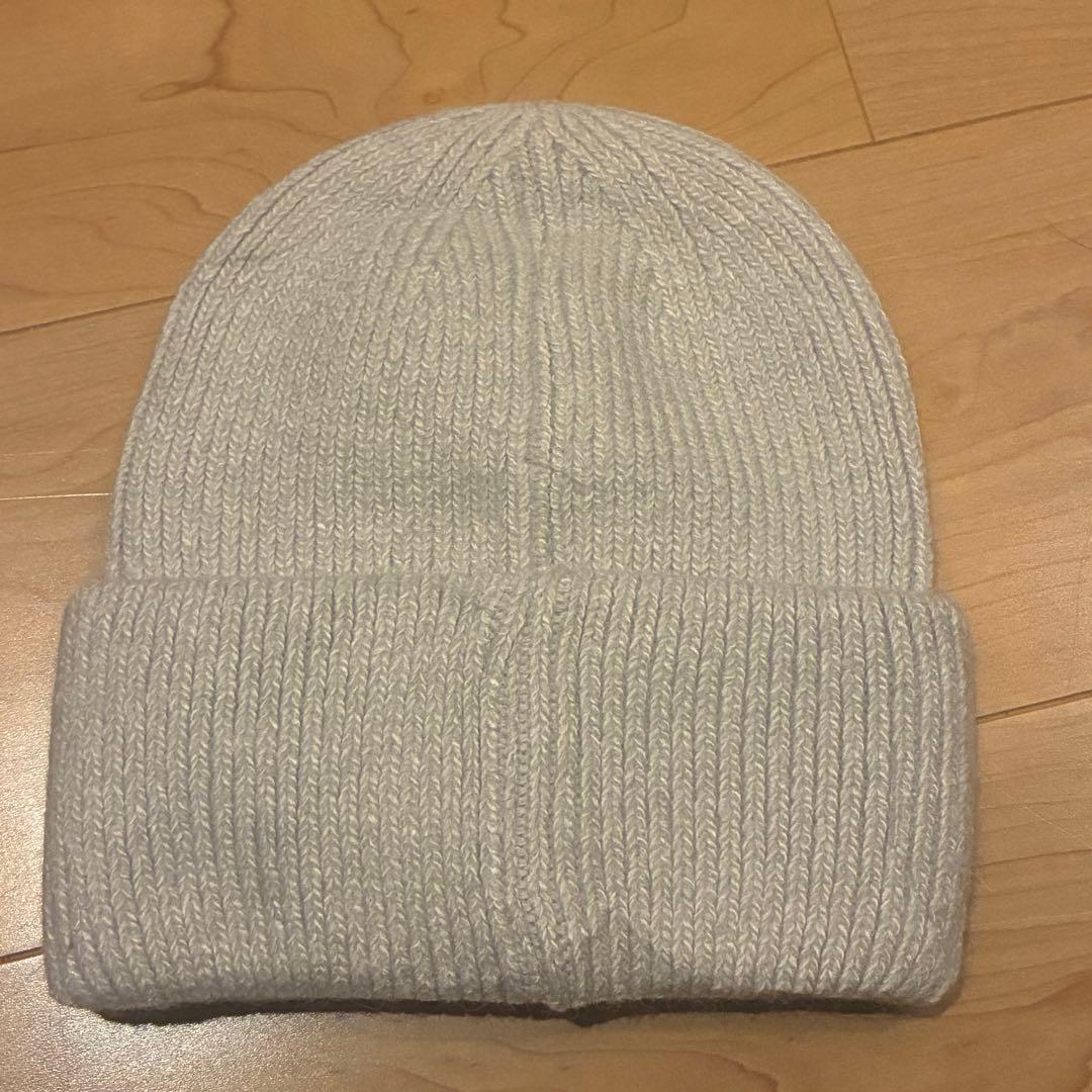 ライトグレー ニット帽 刺繍ロゴ付き