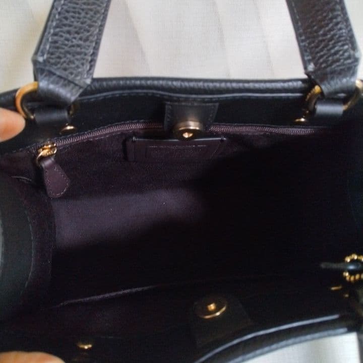 極美品:*COACHコ-チ ト-トバック シボ皮レザ- ブラック軽いです