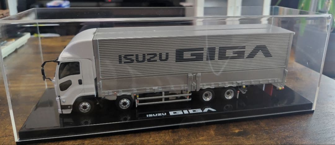 ISUZU GIGA ミニカー 1/43スケール