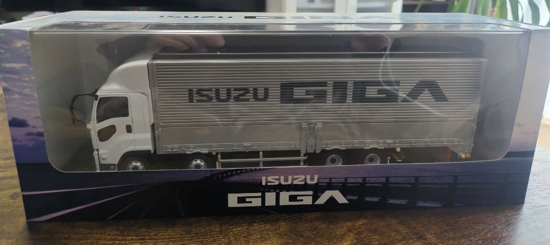 ISUZU GIGA ミニカー 1/43スケール