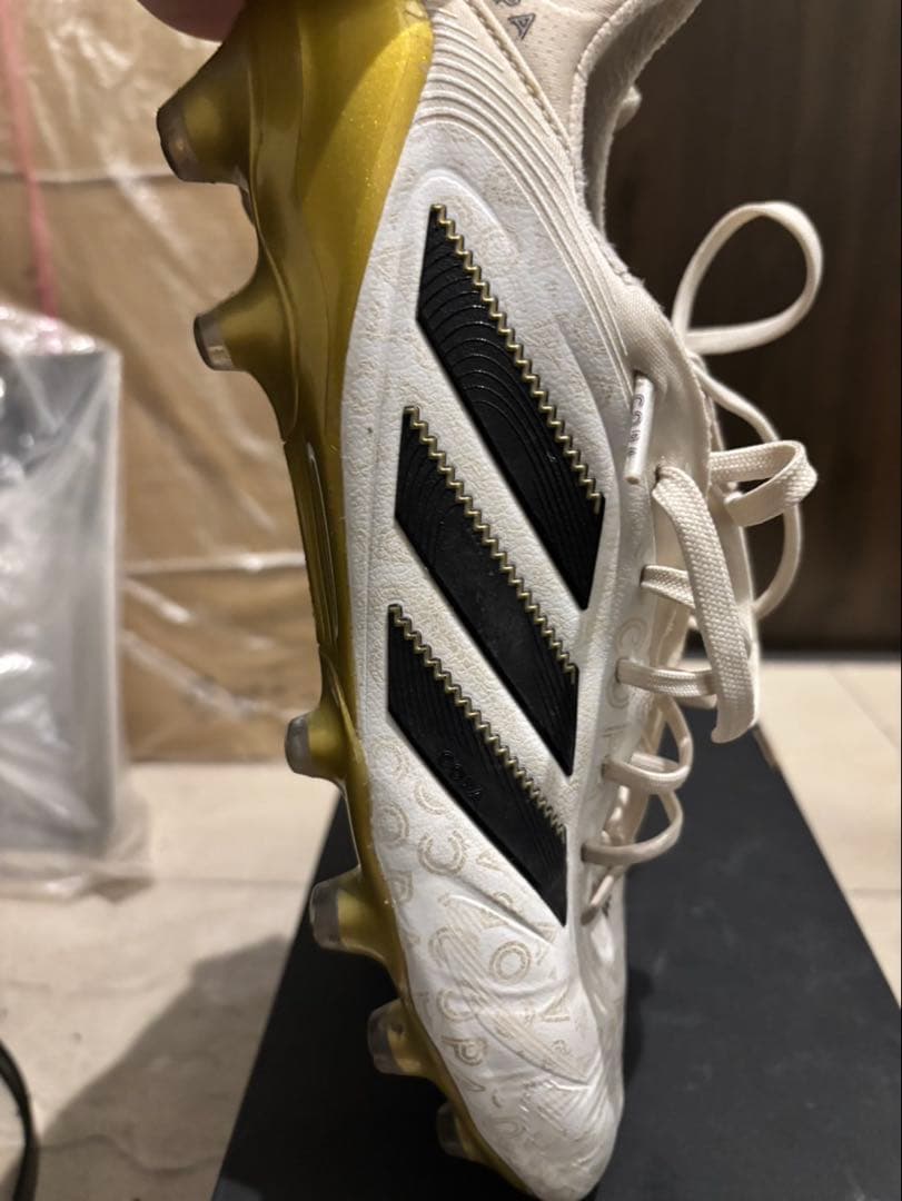 adidas サッカーシューズ ホワイト/ブラック/ゴールド