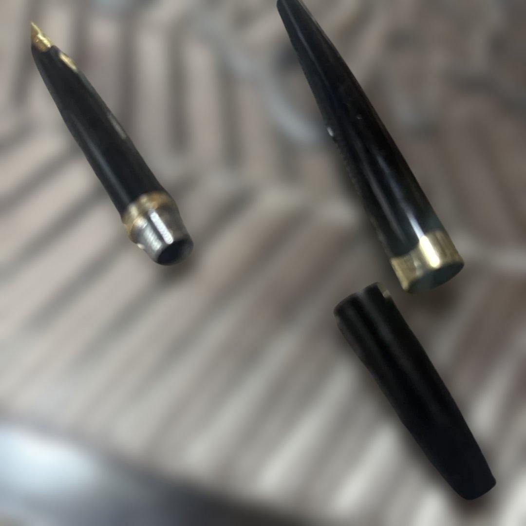 虎*徹様 １８k 黒い万年筆 金色の金具付き
