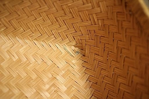 古い竹編みの収納かご
