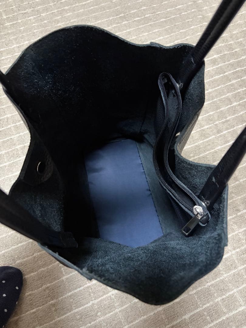 【洋服の青山】ジウディブラックレザー トートバッグ　通勤通学　メンズ男女兼用　黒