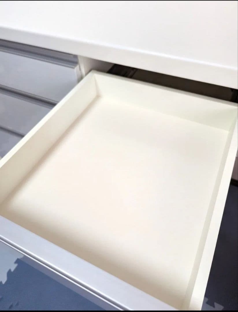 ホワイト　キャスター付きの　カウンター食器棚