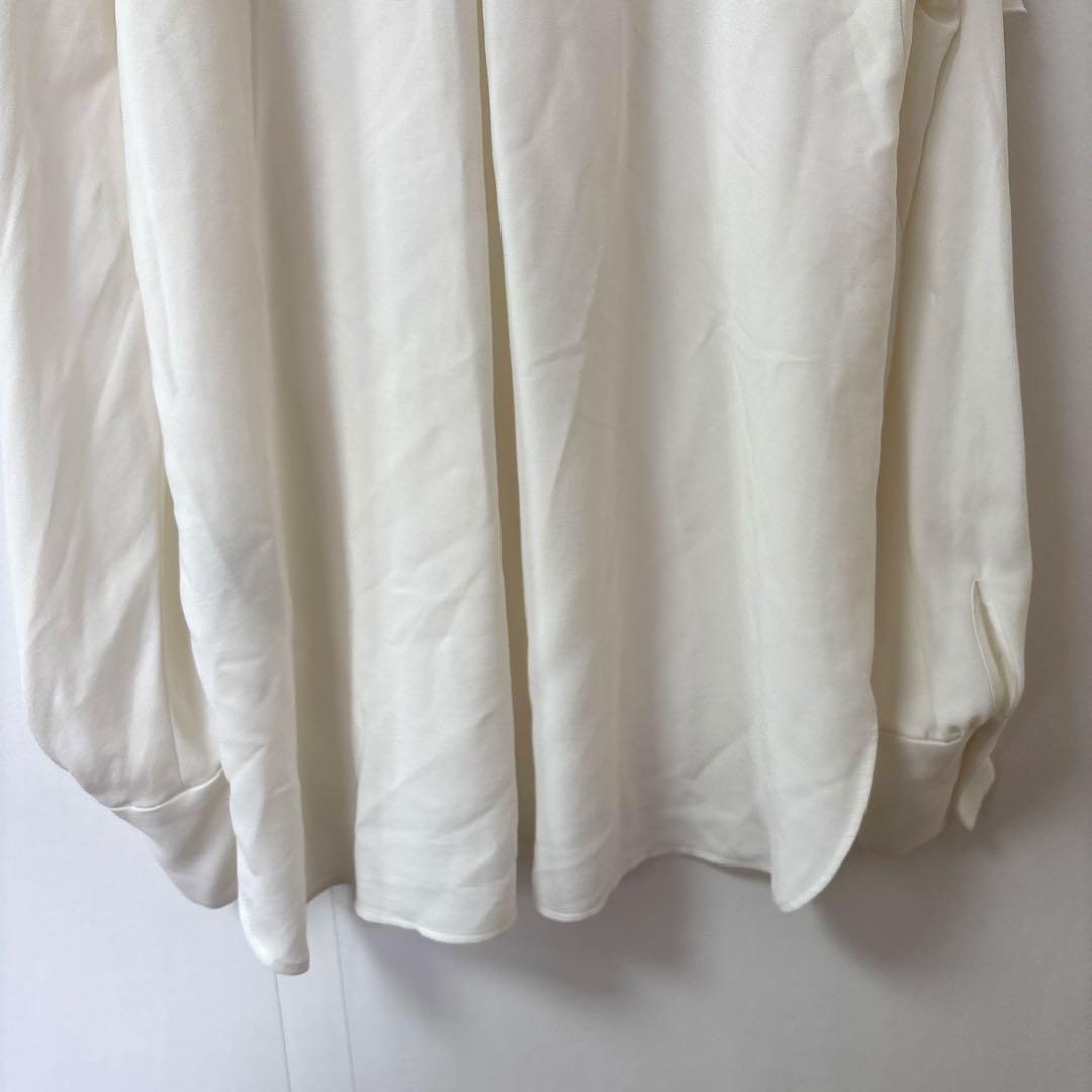 ヴェルメイユパーイエナ バックサテン ケープブラウス ホワイト
