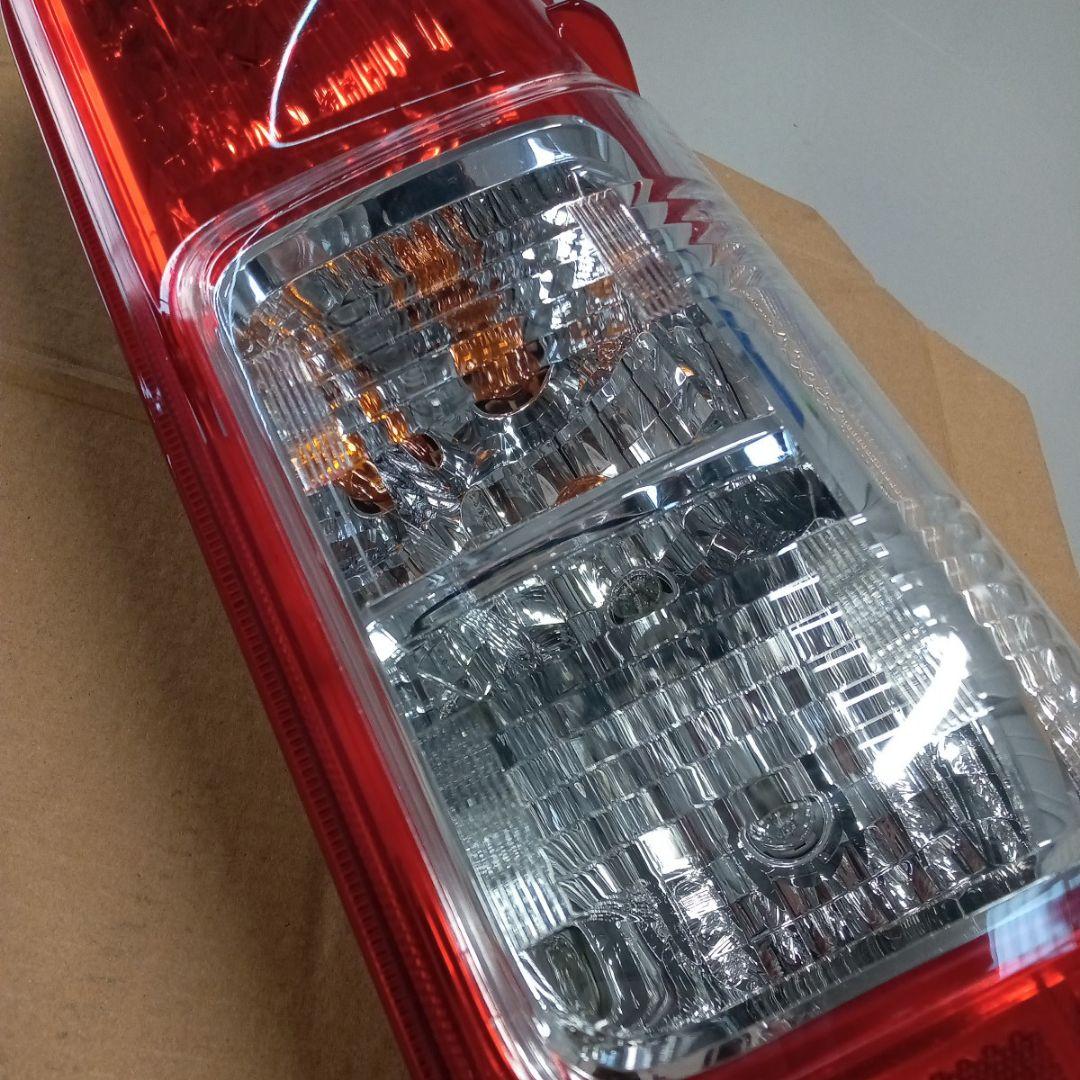 【新車外し】【送料無料】トヨタ　200系ハイエース純正後期テールランプ　右側　①
