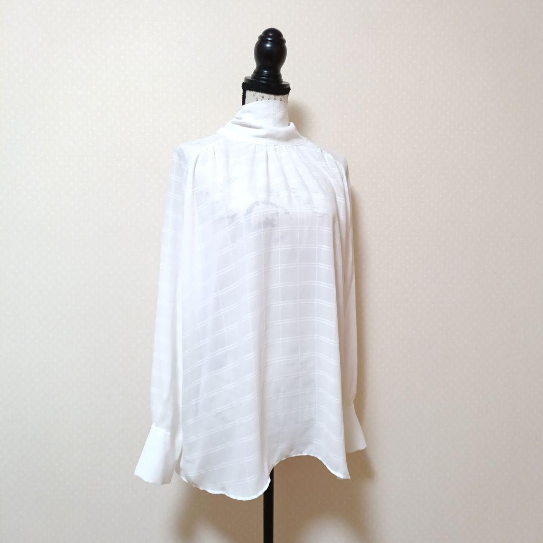 美品　ナラカミーチェ　大きいサイズ　シャドーチェックボウタイ2wayブラウス　白