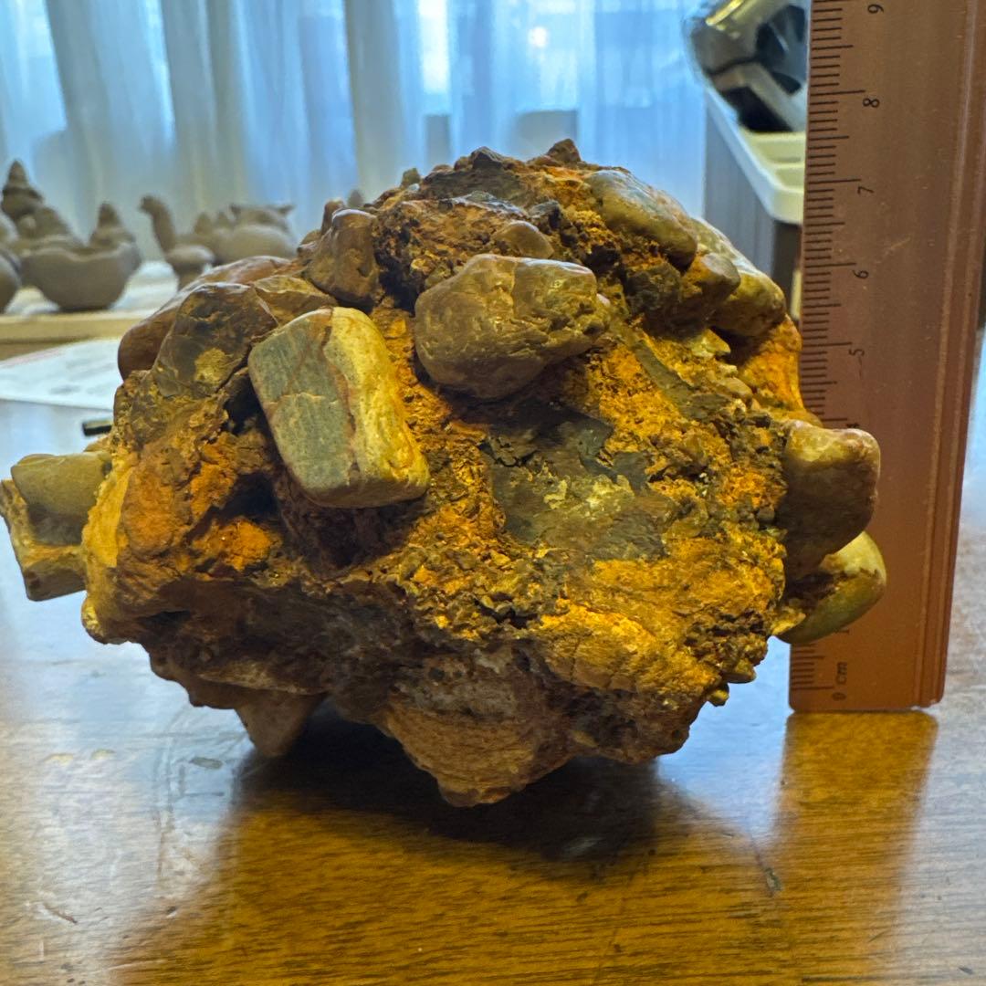 美濃の壺石 天然記念物 造花 花器