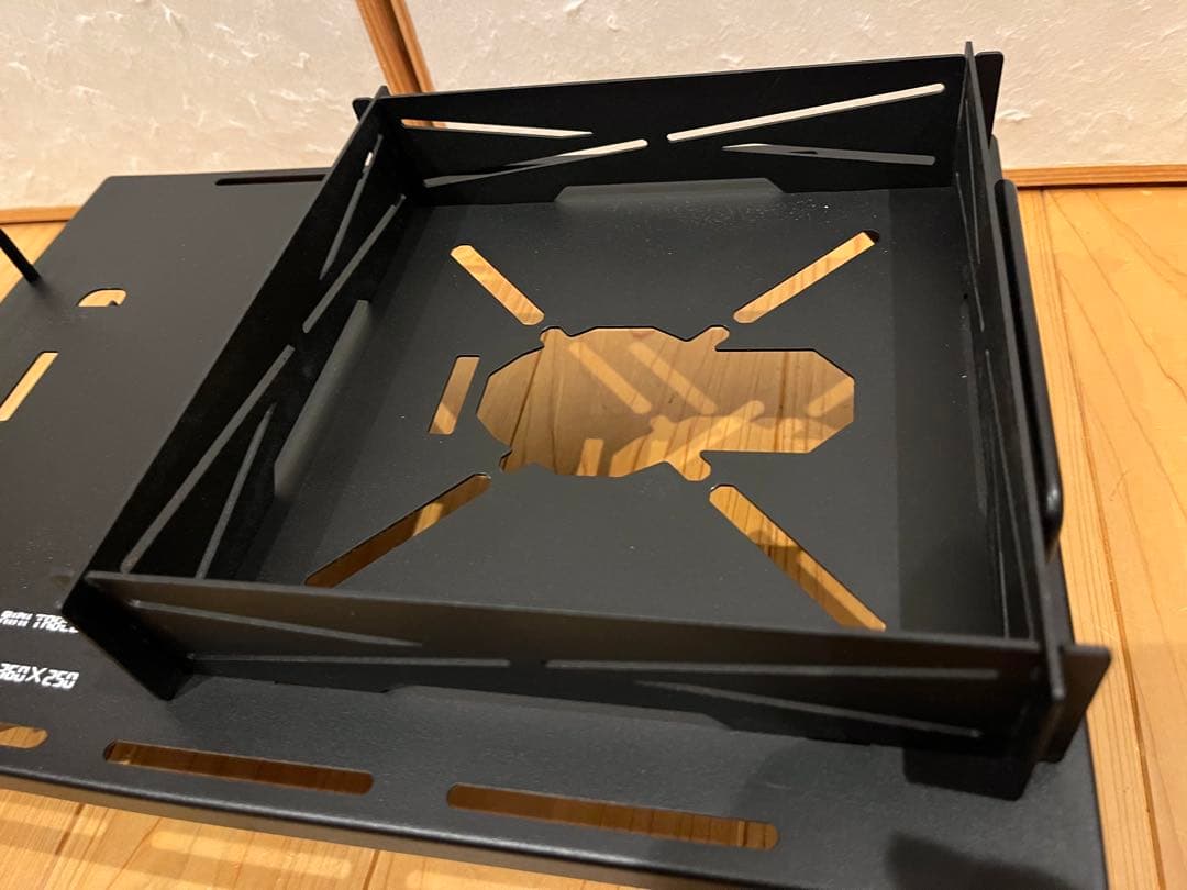 キャンプ用品　WAQマルチガスバーナーテーブル　オピネルナイフ　ガス缶カバー