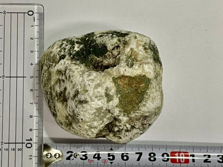 国産天然石　新潟県産　原石　緑玉髄　りょくぎょくずい