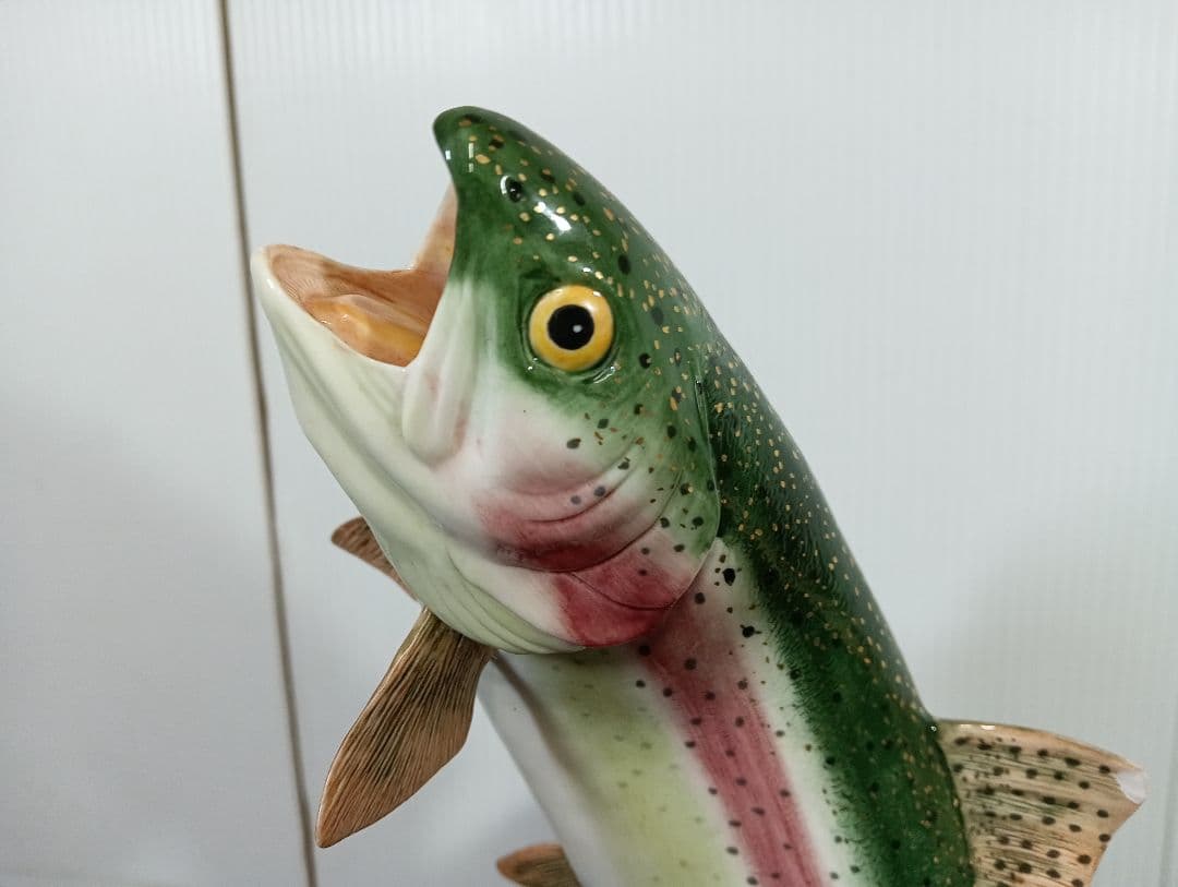 ニジマス 置物 インテリア オブジェ 魚 陶器製 台湾製