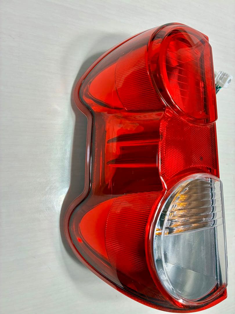 日産　NISSAN NV200 テールランプ