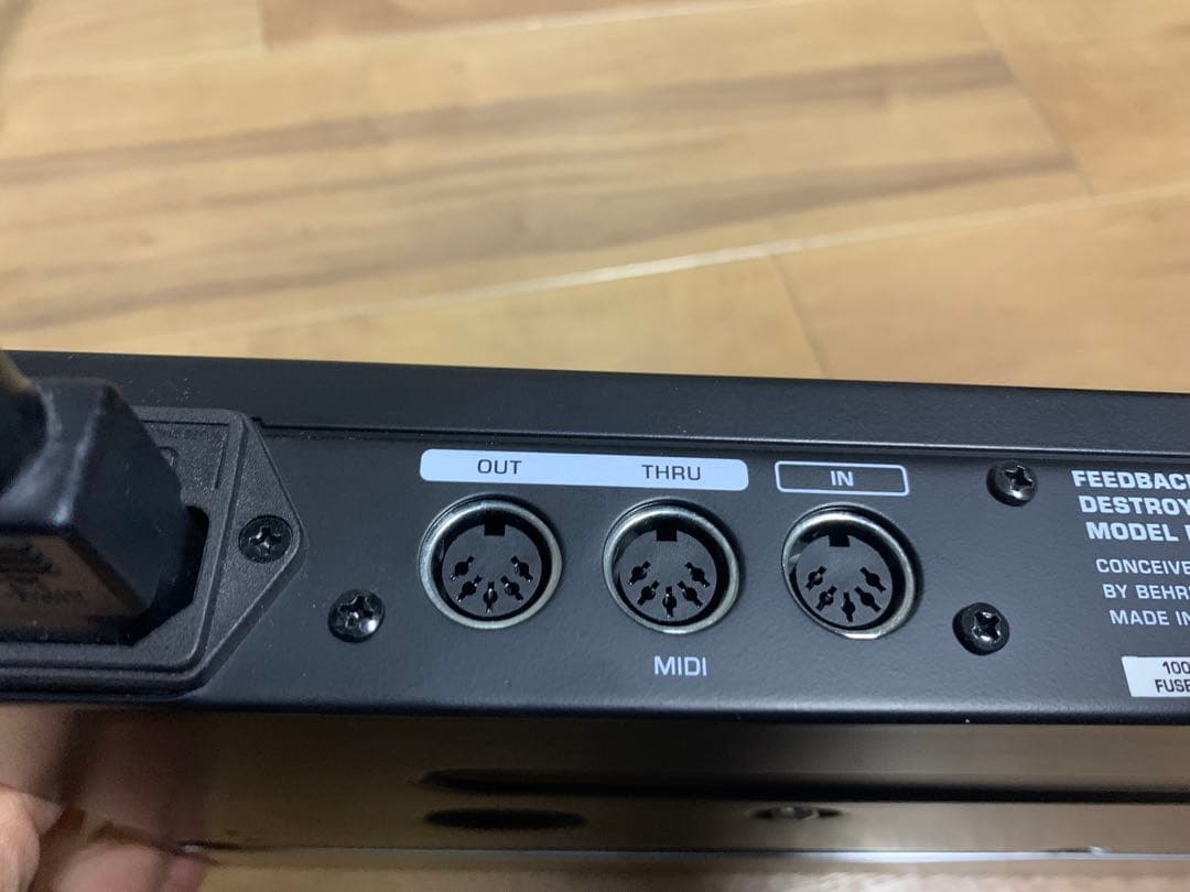 【送料込】BEHRINGER FBQ 1000