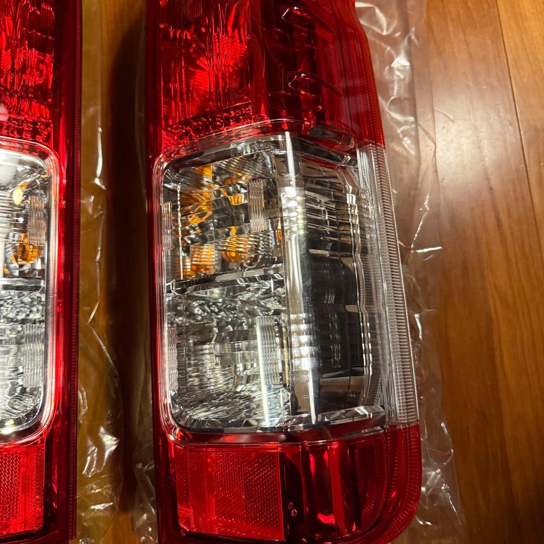 ハイエース　200系　8型　純正テールランプ　新車外し　左右セット