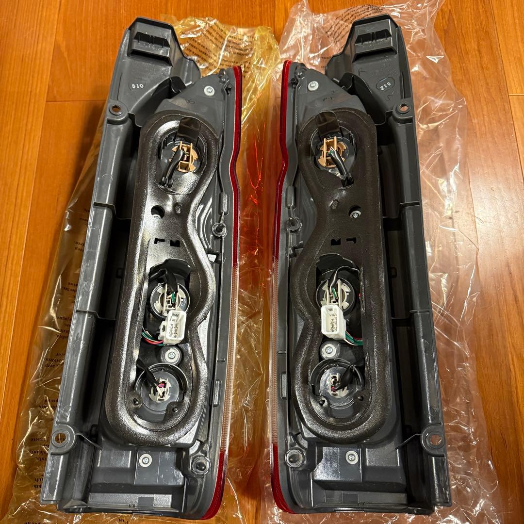 ハイエース　200系　8型　純正テールランプ　新車外し　左右セット