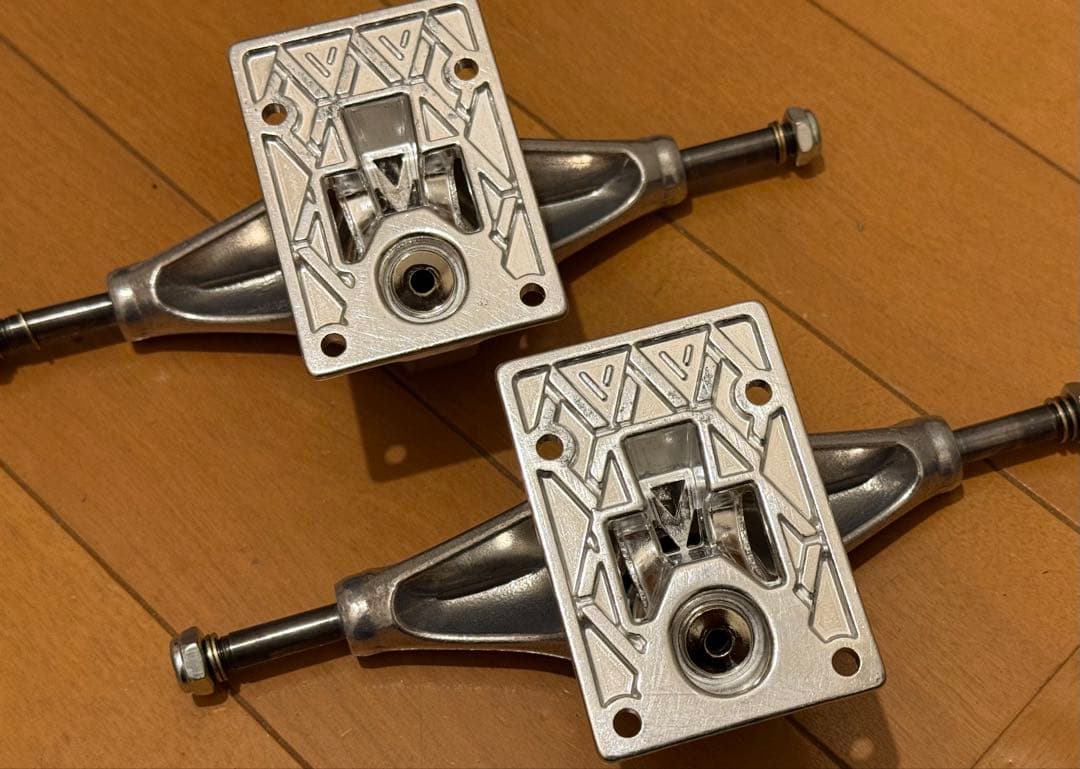 スケートボード VENTURE TRUCK V-HOLLOWS POLISHED 5.2 HI