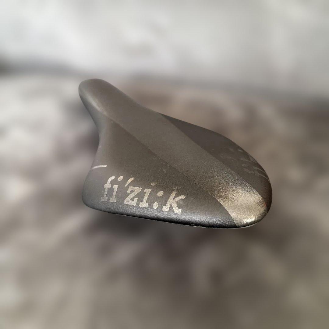 FIZIK フィジーク　ARIONE R7 サドル　と　ボトルホルダー