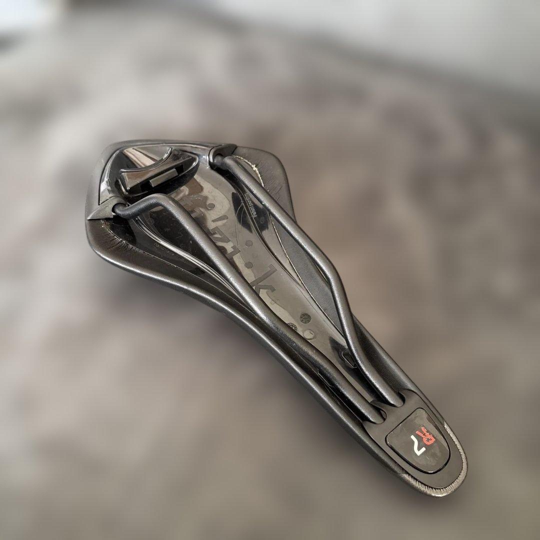 FIZIK フィジーク　ARIONE R7 サドル　と　ボトルホルダー
