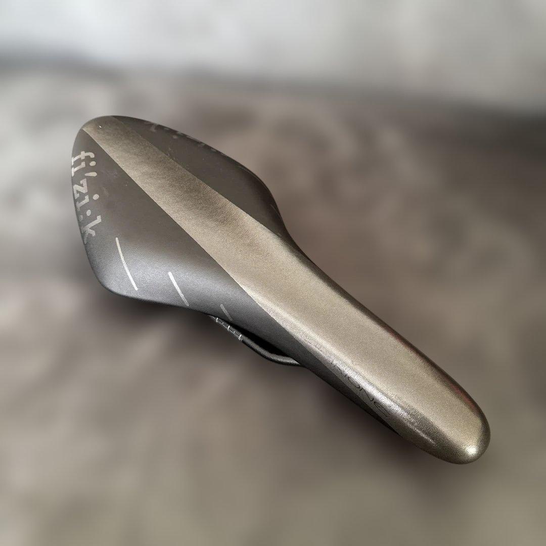 FIZIK フィジーク　ARIONE R7 サドル　と　ボトルホルダー