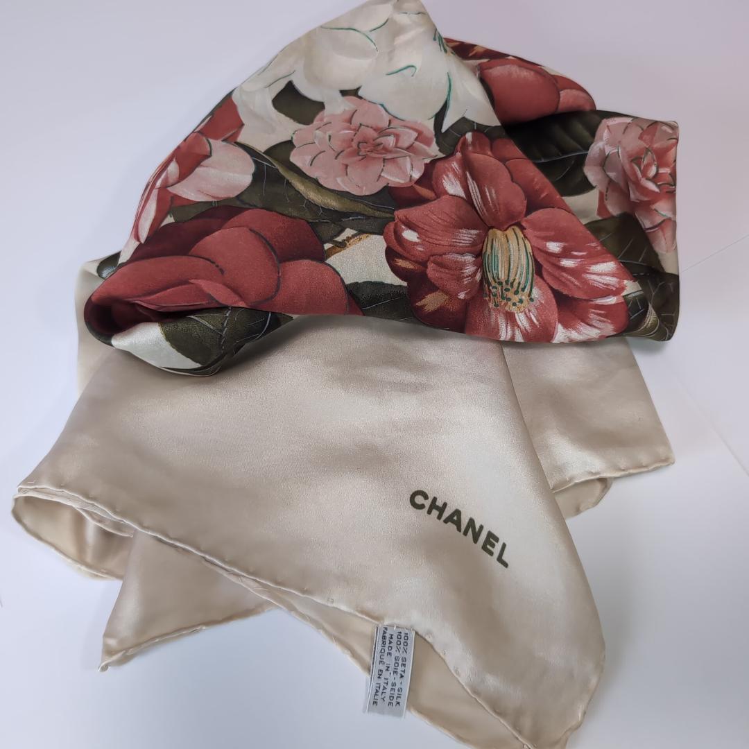 主役級　CHANEL カメリア シルク　大判85cmスカーフ ベージュ地 d60
