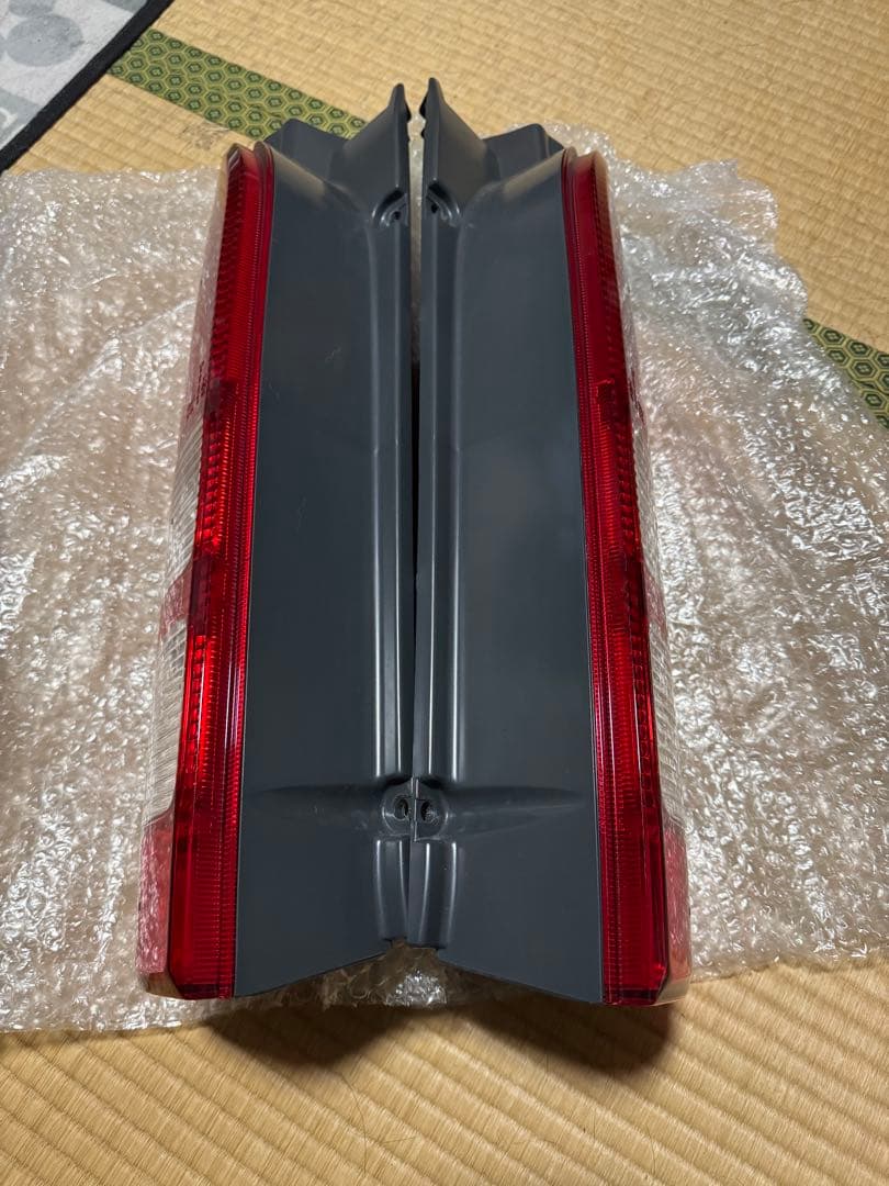 200系ハイエースバン　レジアスエース　純正テールランプ　左右セット　送料込み