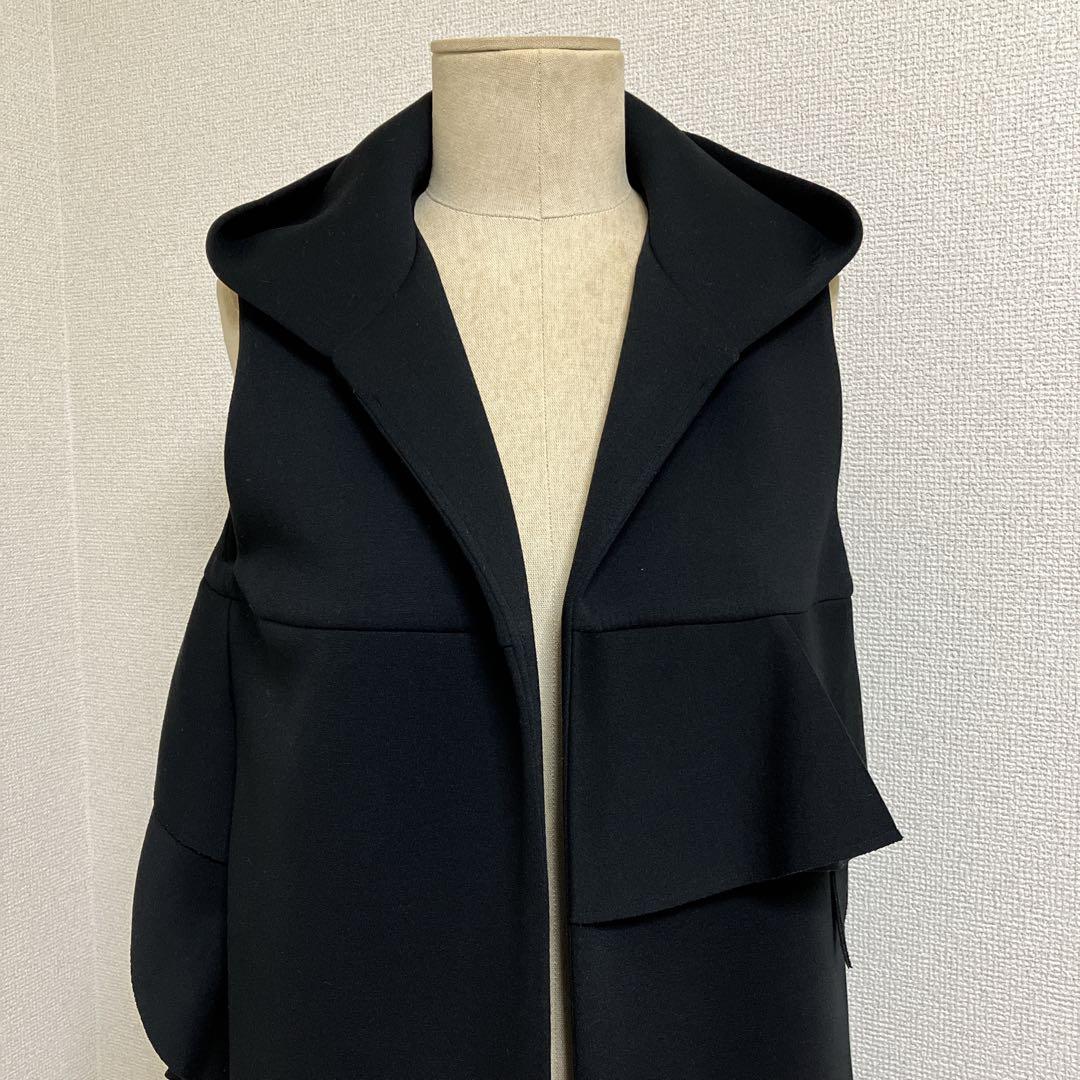 デ*チ様 美品 ヨリ フード付きアシンメトリーフリルロングベスト 黒フリー 日本