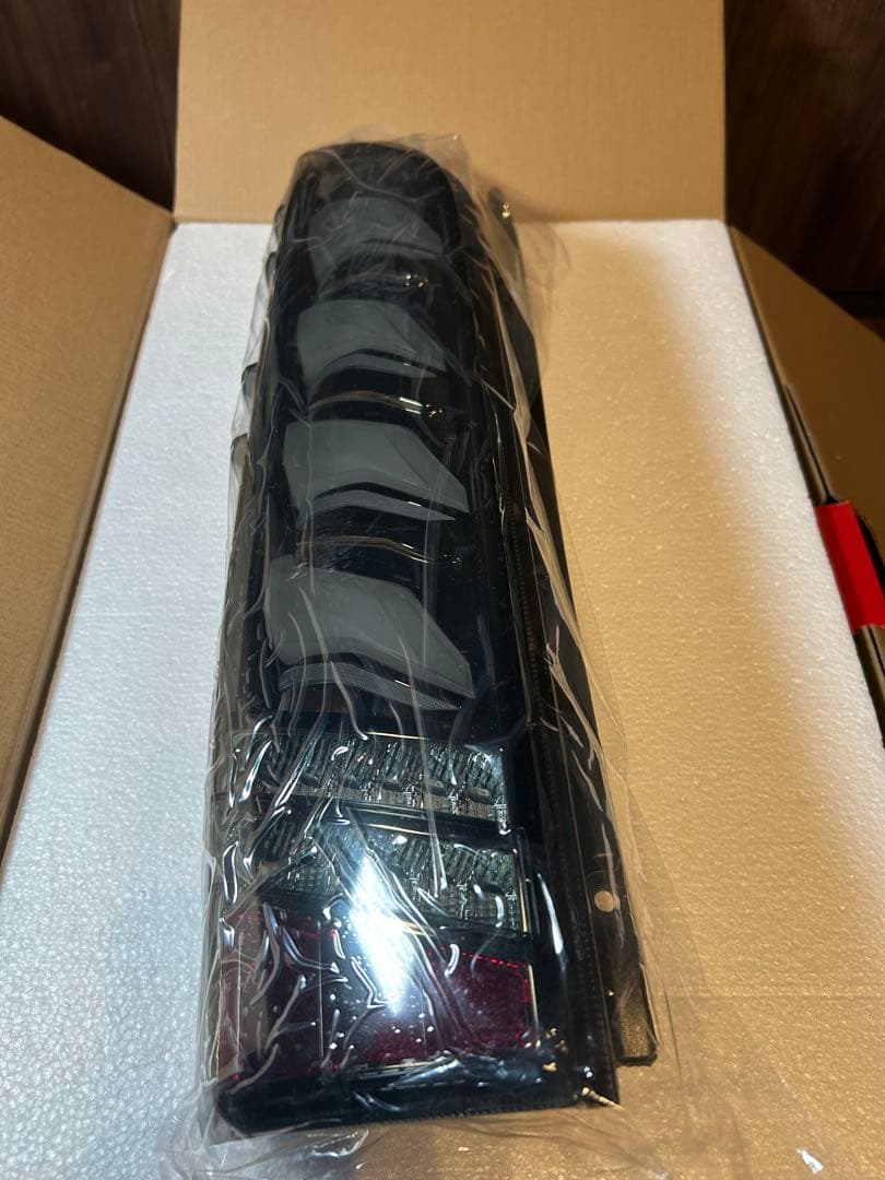 未使用品　VALENTI フルLEDウルトラ　ガンマ　スモーク　ハイエース200
