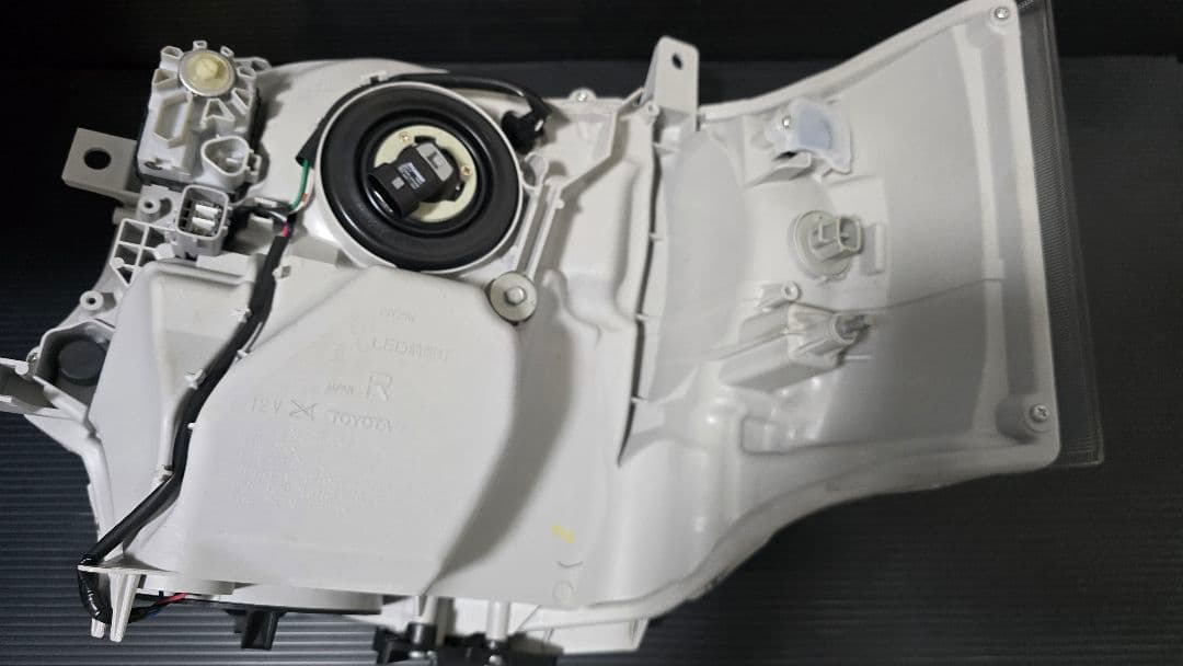 TOYOTA ハイエース7型LEDヘッドライト左右セット
