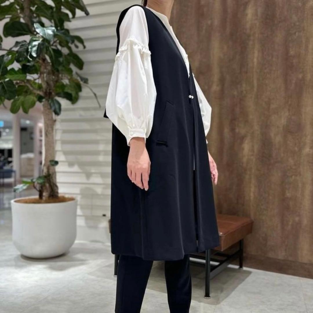 SONO ソーノ 〈防しわダブルクロス〉バックフリルロングジレ ネイビー