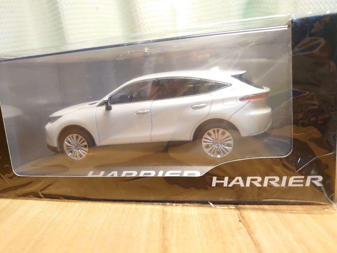 美品【新品】ハリアー　ホワイト　ミニカー　カラーサンプル