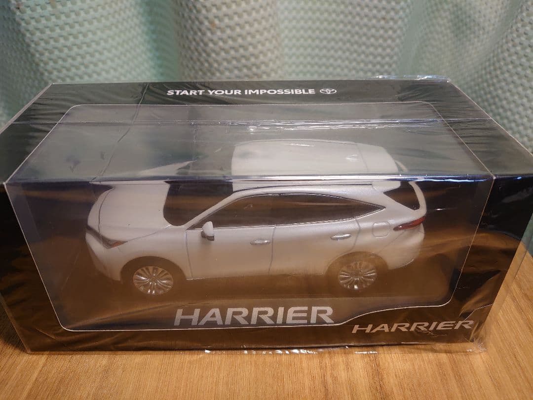 美品【新品】ハリアー　ホワイト　ミニカー　カラーサンプル