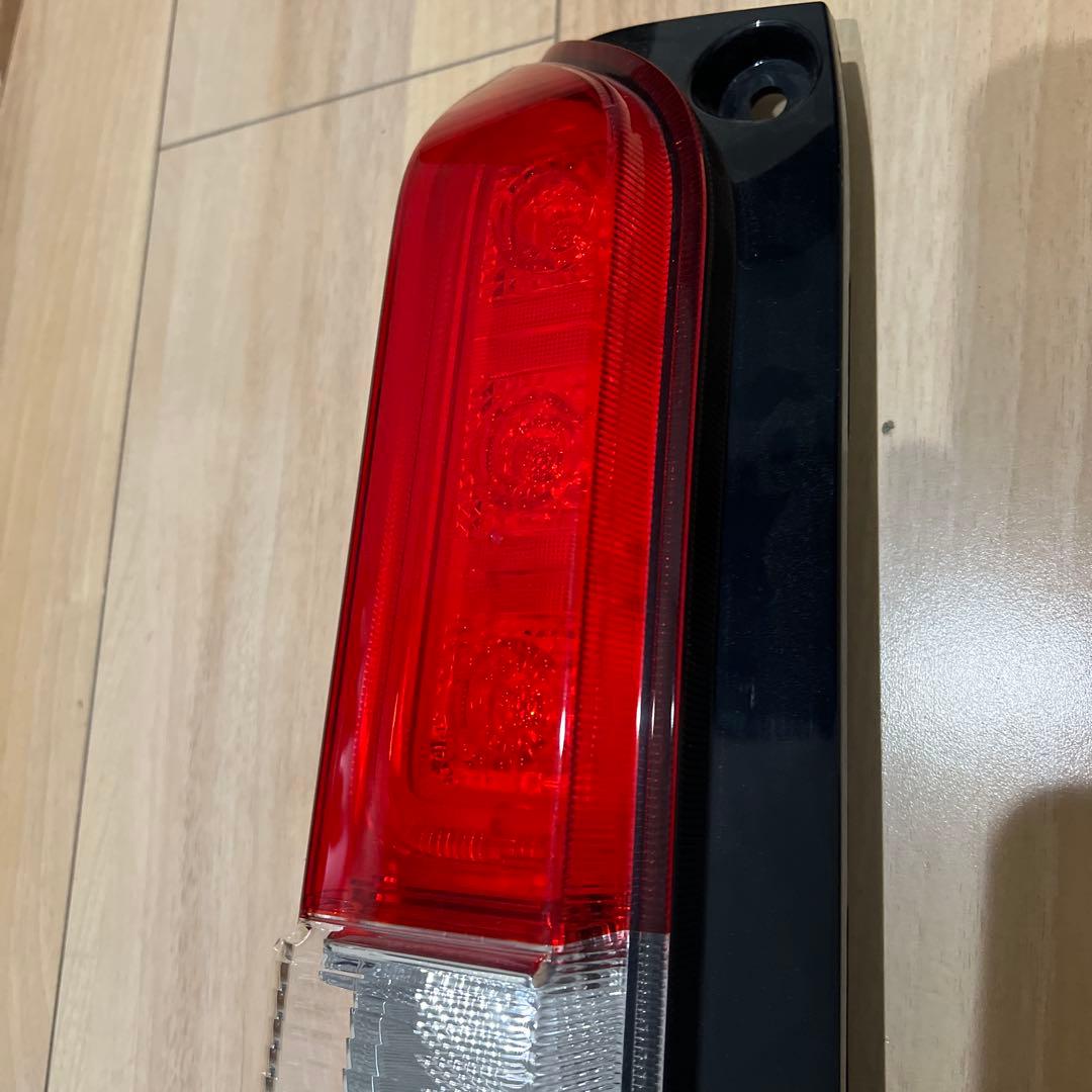 ホンダ　NVAN左側テールライト 赤 クリア 縦型