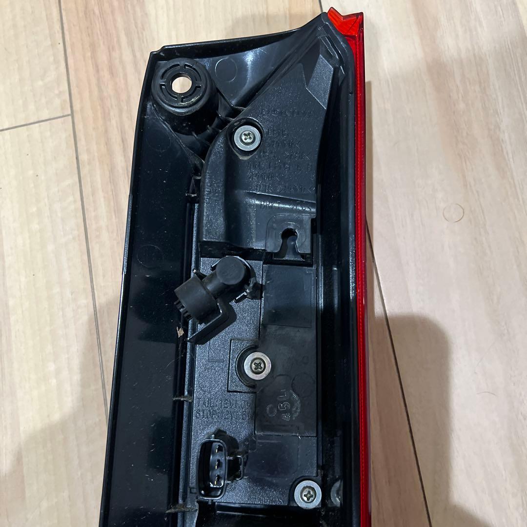 ホンダ　NVAN左側テールライト 赤 クリア 縦型
