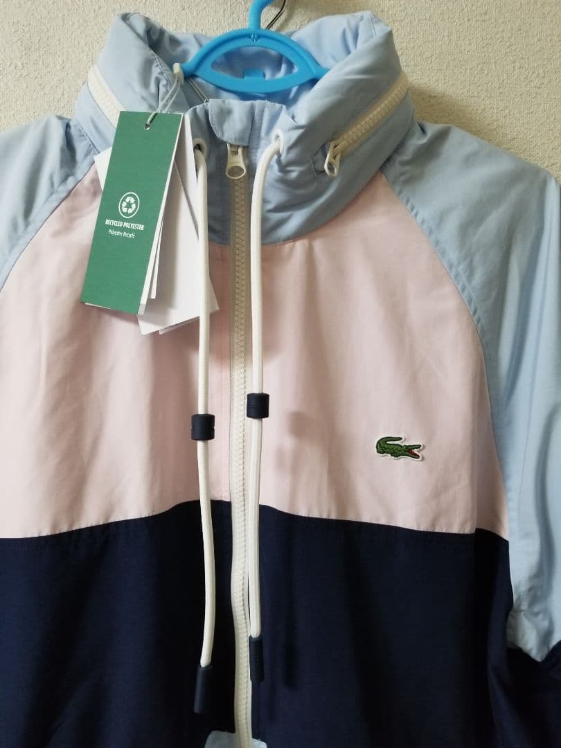 新品未使用。正規LACOSTEスポーツウインドブレーカー「フード付き」