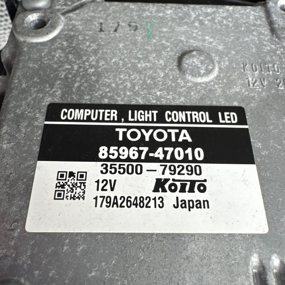 トヨタ　プリウス　30 前期　LEDヘッドライト ヘッドランプ　左右セット中古品